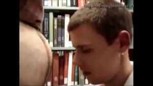 Chupando bico do peito gay