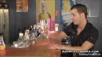Chupando rola no bar gay