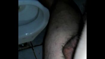 Dando banheiro gay amador