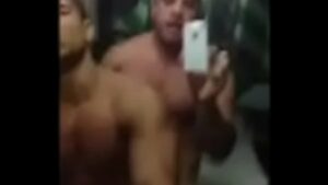 Dois amigos brasileiros acabam em sexo gay