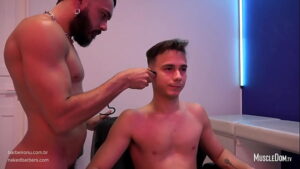 Dois barbeiro gay cortando cabelo do saco