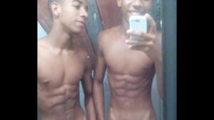 Dois gays brasileiro na sua primeira muito dimimdo