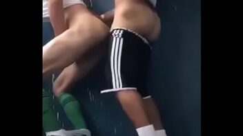 Dois gays fodendo depois do jogo de futebol