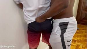 Dois negros safados comendo passivo porno gay