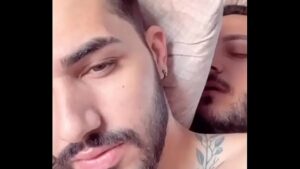 Dotado brasileiro gay com força gozando dentro