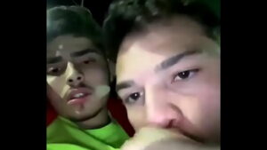Duas novinhas chupando seu amigo gay atéele gozar