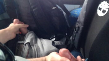 Filmando o novinho no ônibus gay