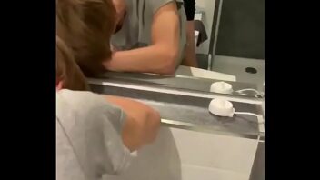 Filme porno tio comendo um galo enrme no banheiro gay
