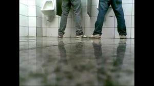 Flagra gay banheiro publico