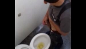Flagra gayem banheiro