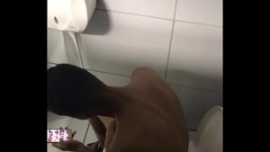 Flagra video grava novinho batendo punheta sedo gay