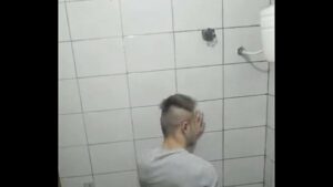 Flagras no banheiro público masculino gay