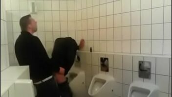Foda gay de idosos nos banheiros públicos