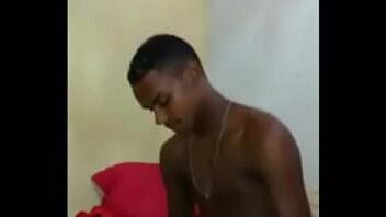 Gay bandidinho da favela botando pra mamar