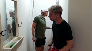 Gay brasileiro recebe visita de amigão no ap