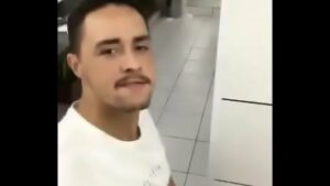 Gay chupando o cara no banheiro público