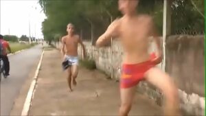 Gay correndo atras de homem