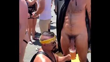 Gay ficou pelado em público