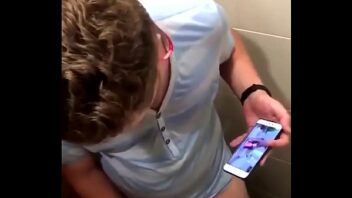 Gay filmando hetero no banheiro