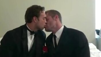 Gay kissing myscle