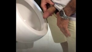 Gay levando pica no banheiro public