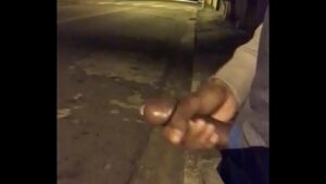 Gay mamando piroca suja na rua