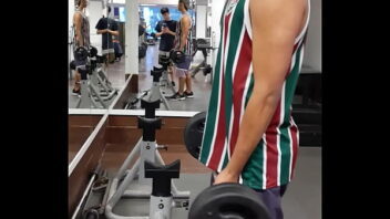 Gay mostrando musculo