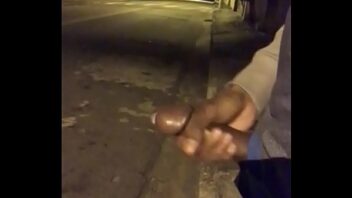 Gay negro bundudo dando na rua