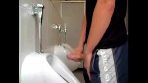 Gay novim mijando banheiro publico