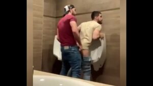 Gay pede pra chupa penes no banheiro publico
