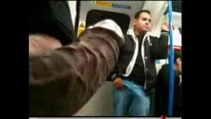 Gay pegando um pau no metro