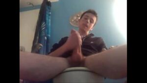 Gay se masturbando banheiro