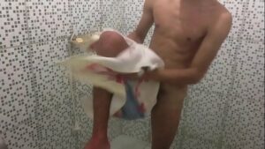 Gay tomando banho na presença do amigo xnxx