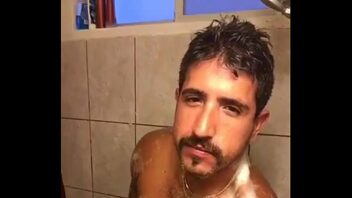 Gay tomando banho no posto