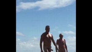 Gay usando canga na praia
