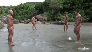Gays brasileiro transando na praia de nudismo