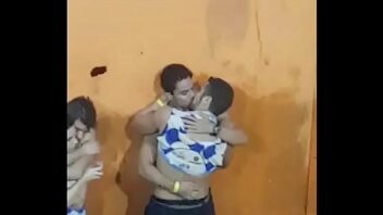 Gays se beijando no bloco daniela mercury