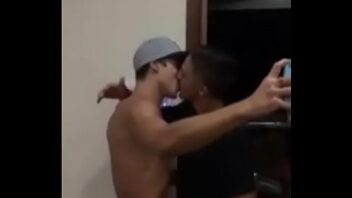 Gays se beijando pnh