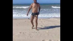 Gordo gay na praia brasleiro