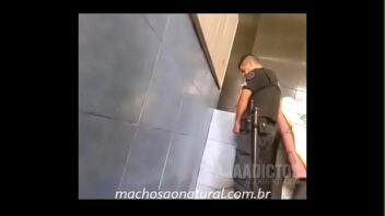 Guttão gay comendo o policial