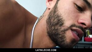 Hetero latino vira gay por dinheiro