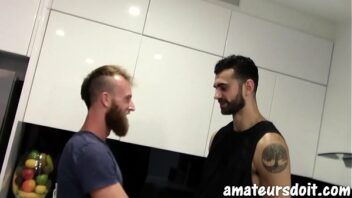 Homem barbudo transando com novinho gay