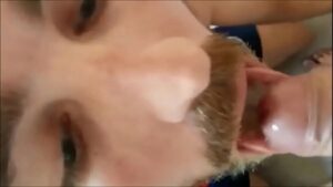 Homem bota o penis na boca do outro homem gay