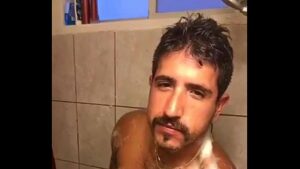 Homem dando banho no macho no banheiro amador