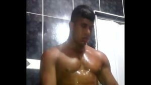 Homem forte cabelodo espiando gay no banho
