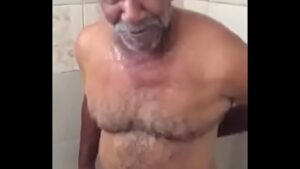 Homem maduro no banho