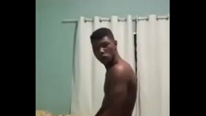 Homem negro fode gay novinho