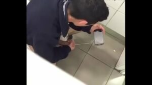 Homens gay trepando no banheiro da escola