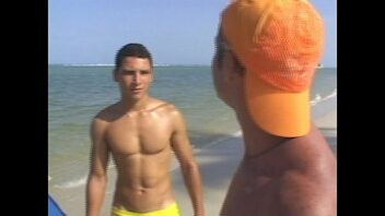 Homens nus gay em praia brava
