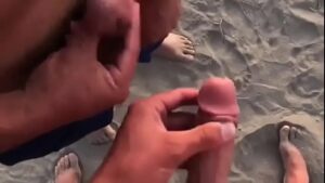 Homens nus gay praia